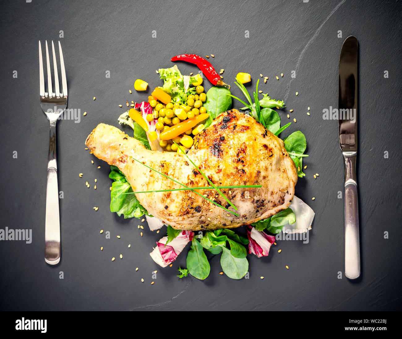 Gegrilltes Hähnchen Schenkel auf schiefer Platte, Ansicht von oben Stockfoto