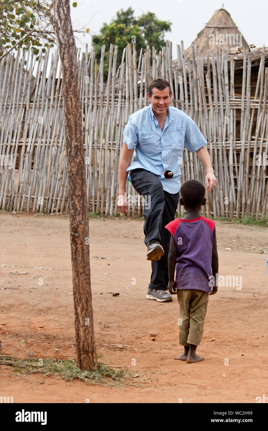 Missionarische spielen mit Kind in Afrika Stockfoto