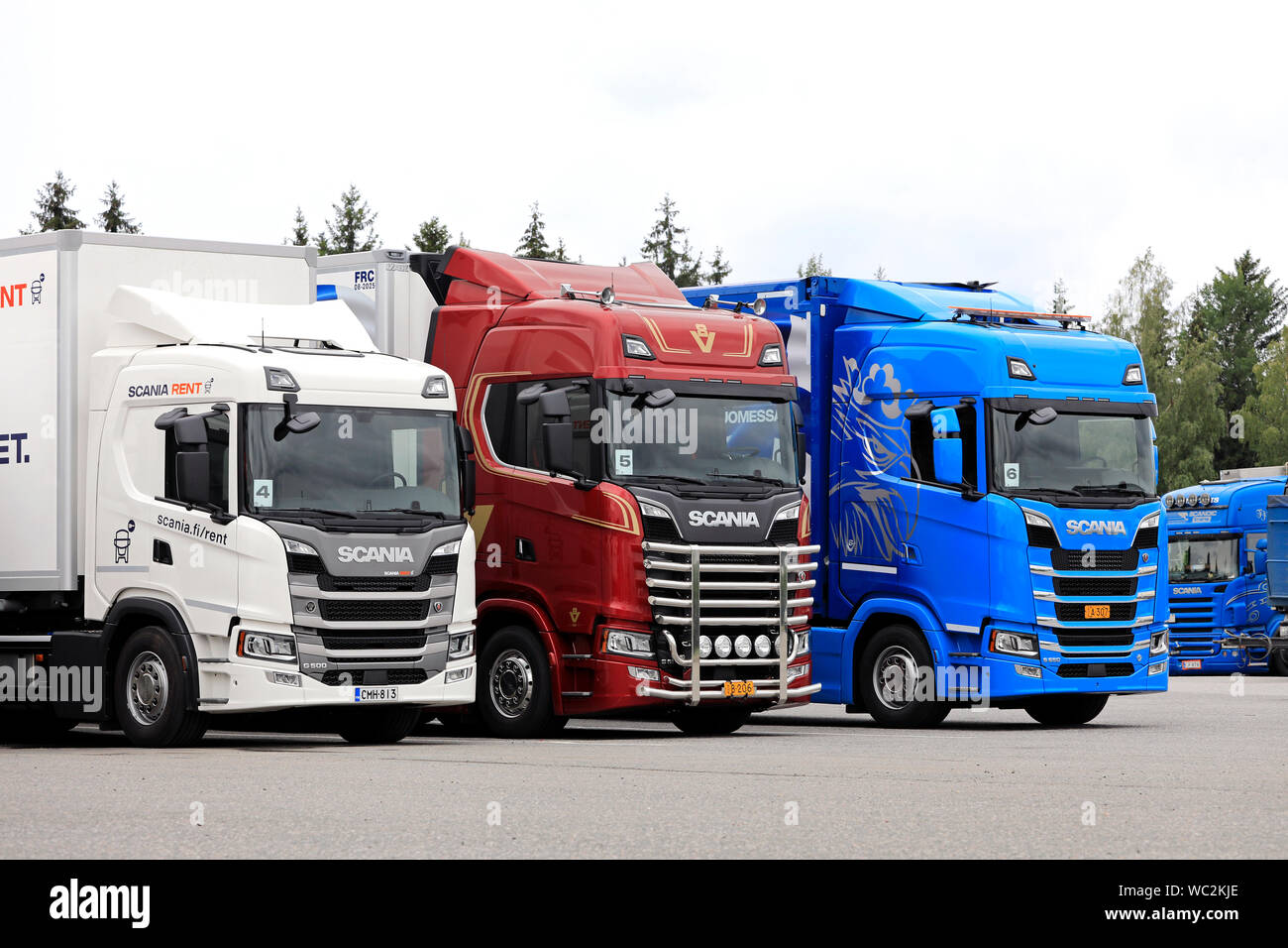 Turku, Finnland. August 23, 2019. Nächste Generation Scania G und S LKW aufgereiht auf Asphalt Yard für Probefahrt. Scania in Finnland 70 Jahre Tour. Stockfoto