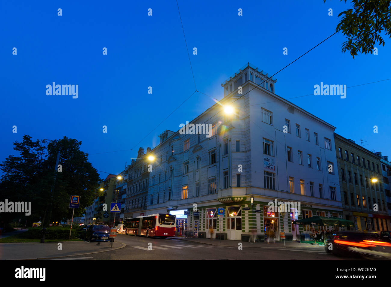Wien: Bezirk Kaisermühlen Schüttauplatz, Platz, Restaurant im 22. Donaustadt, Wien, Österreich Stockfoto