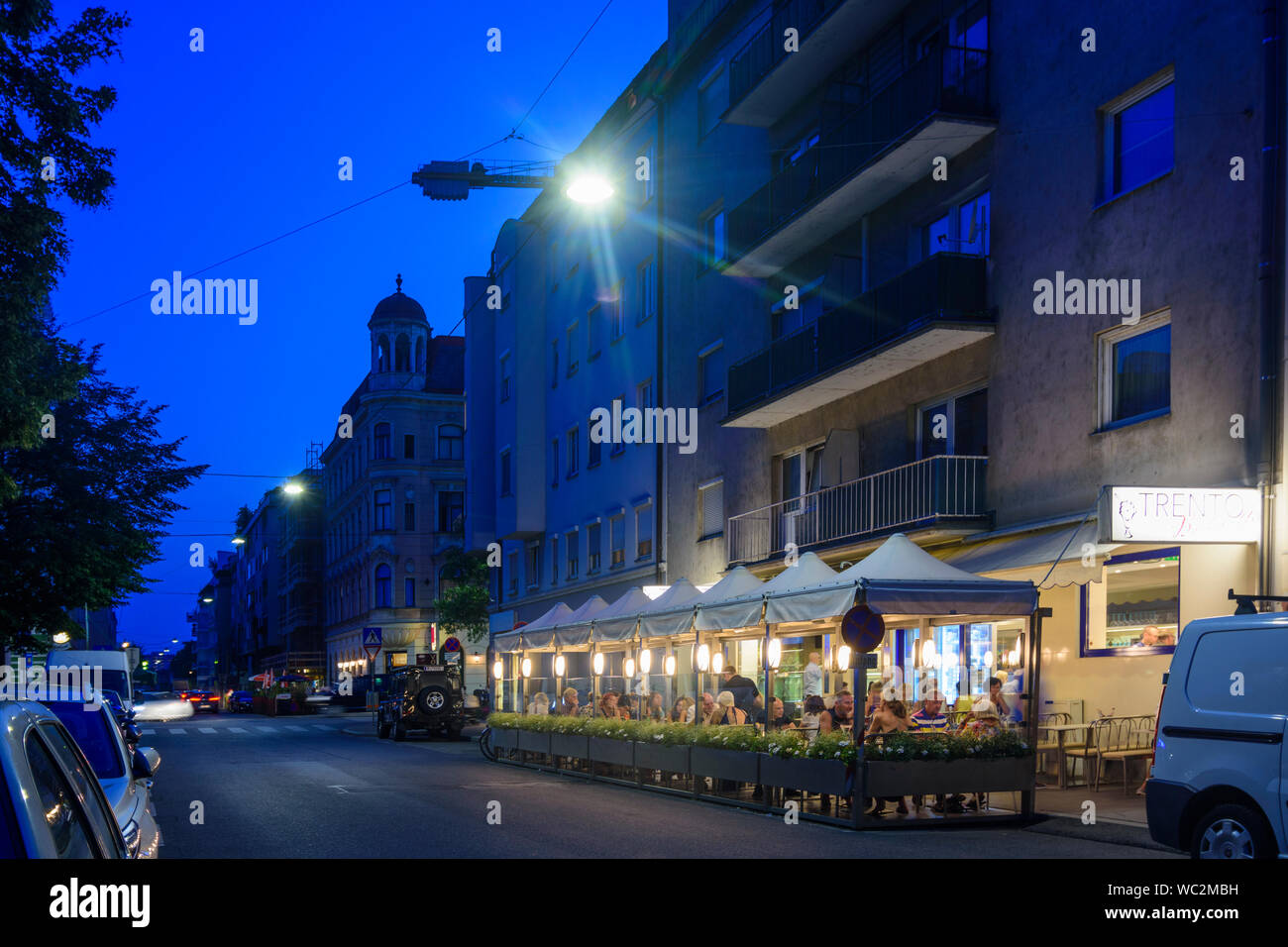 Wien: Bezirk Kaisermühlen Schüttauplatz, Square, icecream Parlor in 22. Donaustadt, Wien, Österreich Stockfoto