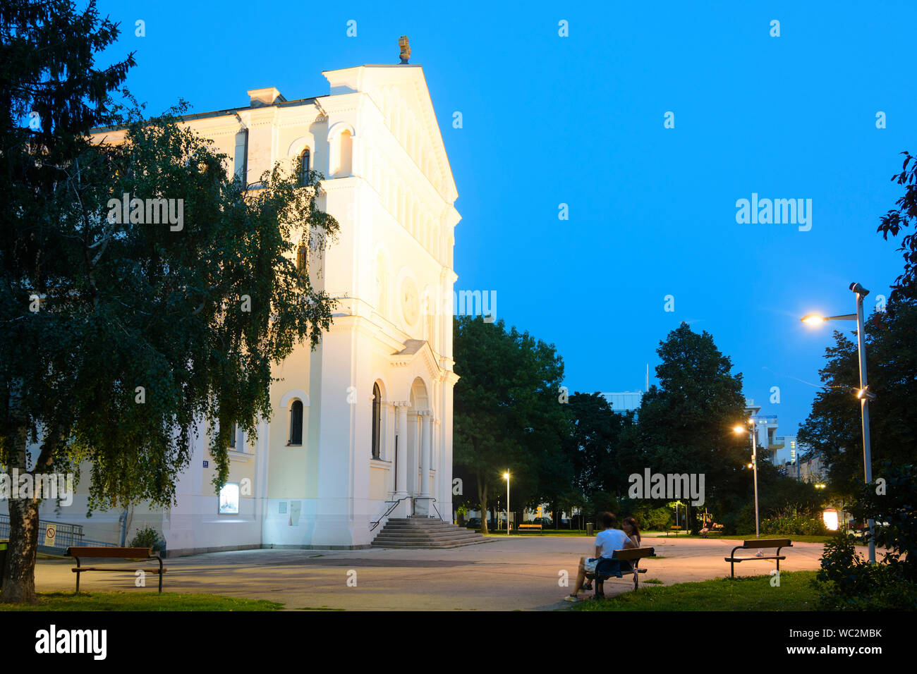 Wien: Bezirk Kaisermühlen Schüttauplatz, Platz, Kirche Herz Jesu im 22. Donaustadt, Wien, Österreich Stockfoto