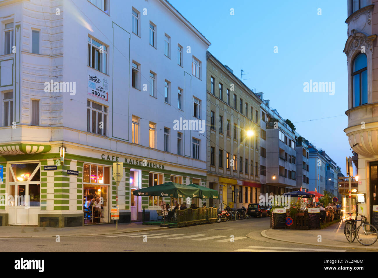 Wien: Bezirk Kaisermühlen Schüttauplatz, Platz, Restaurant im 22. Donaustadt, Wien, Österreich Stockfoto