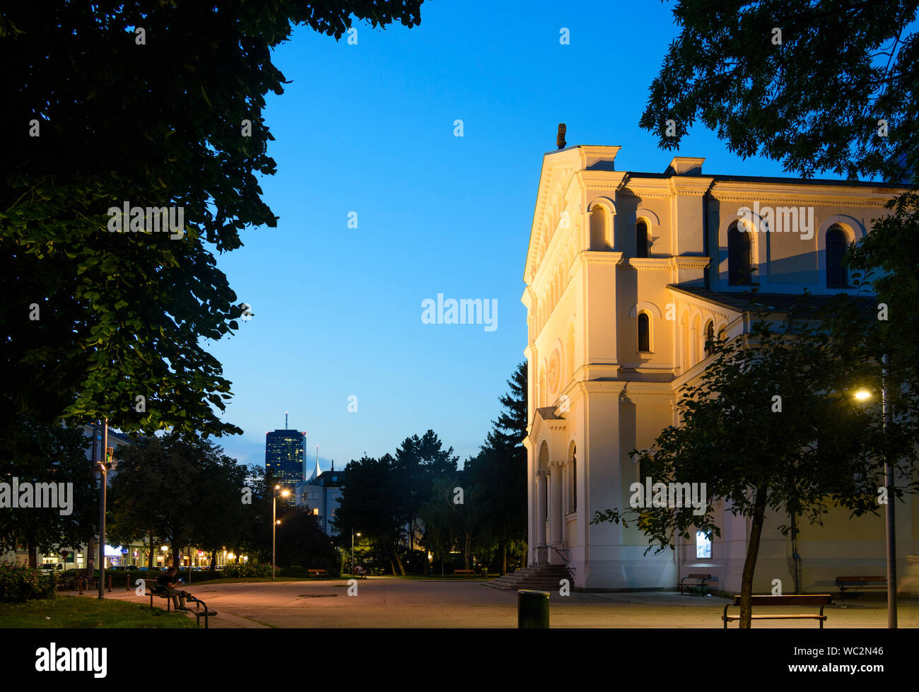 Wien: Bezirk Kaisermühlen Schüttauplatz, Platz, Kirche Herz Jesu, DC Tower 1 im 22. Donaustadt, Wien, Österreich Stockfoto