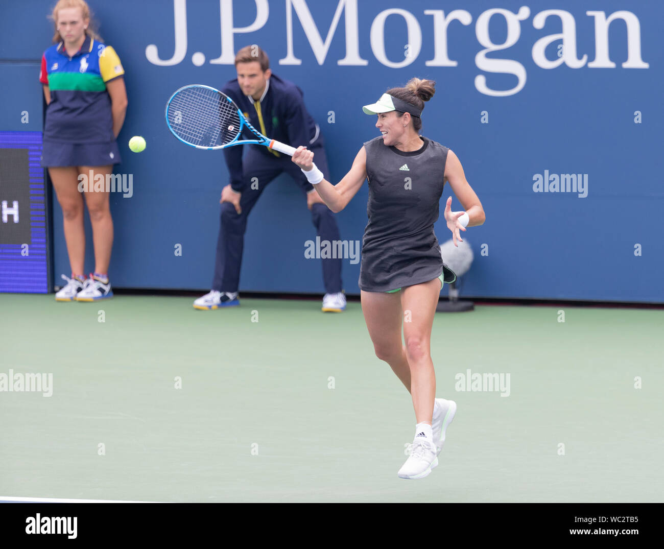 New York, NY - 27. August 2019: garbine Muguruza (Spanien) in Aktion während der 1. Runde der US Open Tennis Meisterschaft gegen Alison Riske (USA) am Billie Jean King National Tennis Center Stockfoto