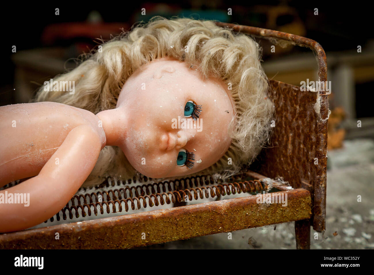 Eine Puppe in einem verlassenen Kindergarten Gebäude nach der Explosion des Pripyat Reaktor in Tschernobyl. Stockfoto