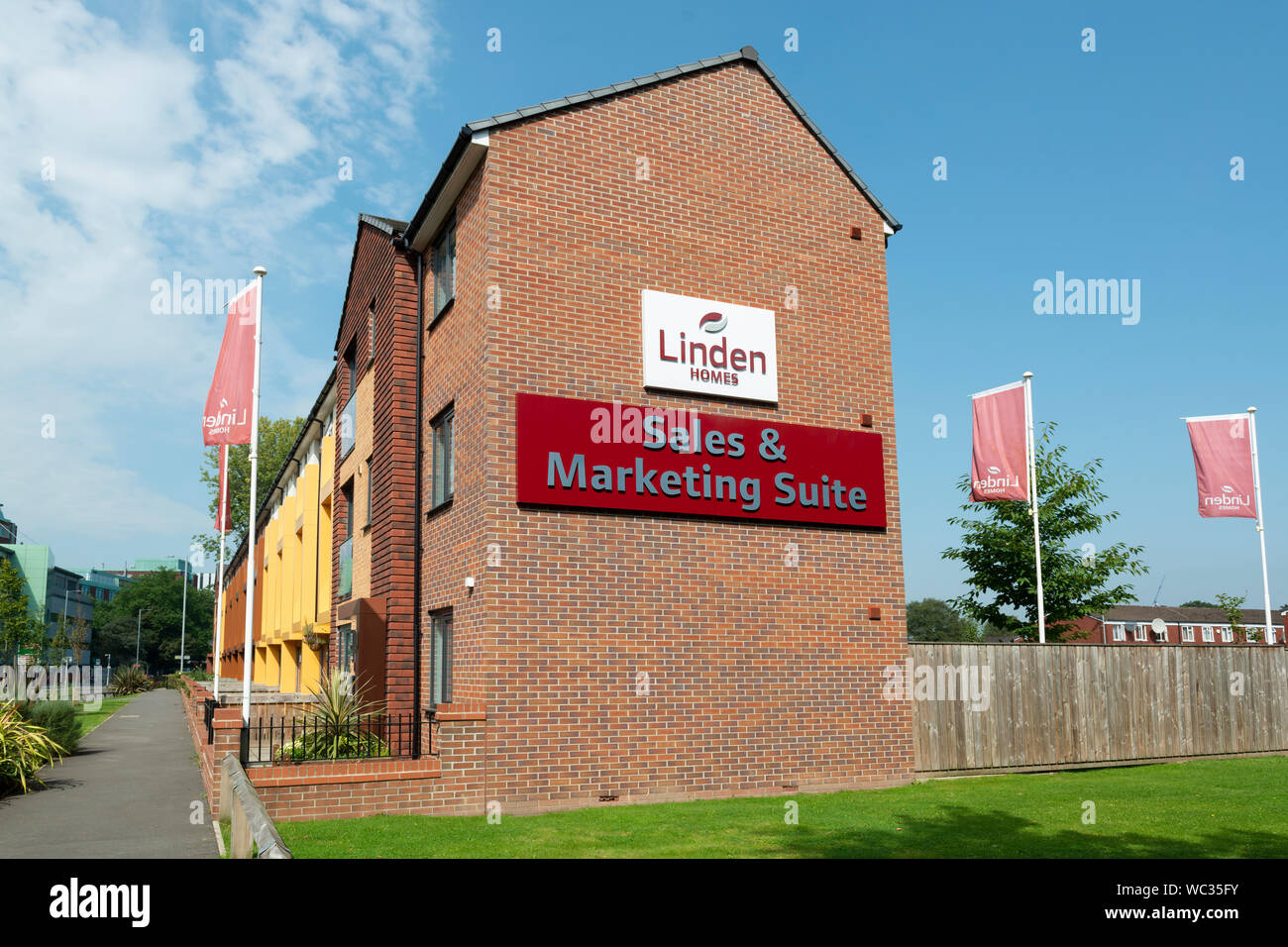 Schilder, die den Verkauf von Linden Wohnungen Häuser (Teil der Galliford Try) in der Braunschweiger Gegend von Manchester, Großbritannien. (Nur redaktionelle Nutzung). Stockfoto