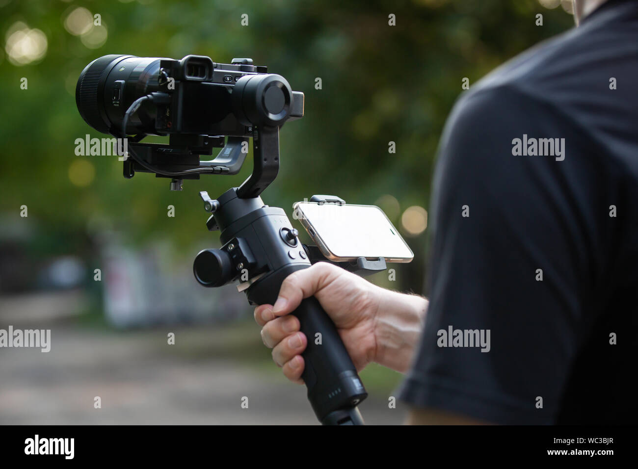 Mann Betrieb eines Gimbal Stabilisator outdoor. Stockfoto