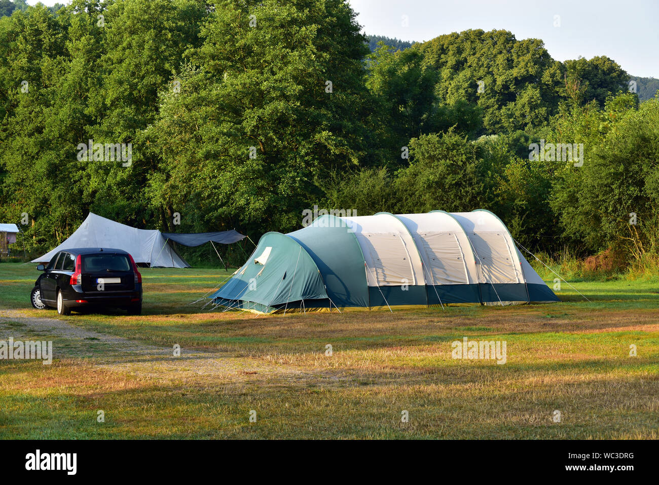 Campingplatz in den Belgischen Ardennen mit einem Tunnel Zelt auf Gras Stockfoto