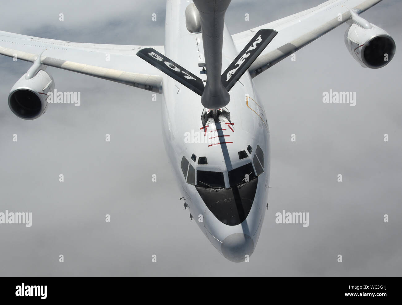 United States Navy Boeing E-6B Quecksilber der strategischen Kommunikation Flügel ein, Aufgabengruppe 114,2, betankt von einer Boeing KC-135 R Stratotanker der 507th Air Refuelling Flügel, Air Force Reserve Command, 23.08.2019, Tinker Air Force Base, Oklahoma. Die E-6B Quecksilber betankt hoch über Colorado während einer Training Mission. (U.S. Air Force Foto/Greg L. Davis) Stockfoto