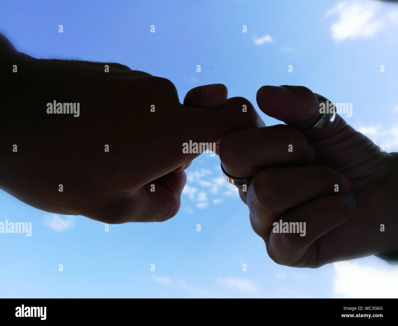 Interlocking fingers Fotos und Bildmaterial in hoher Auflösung Alamy