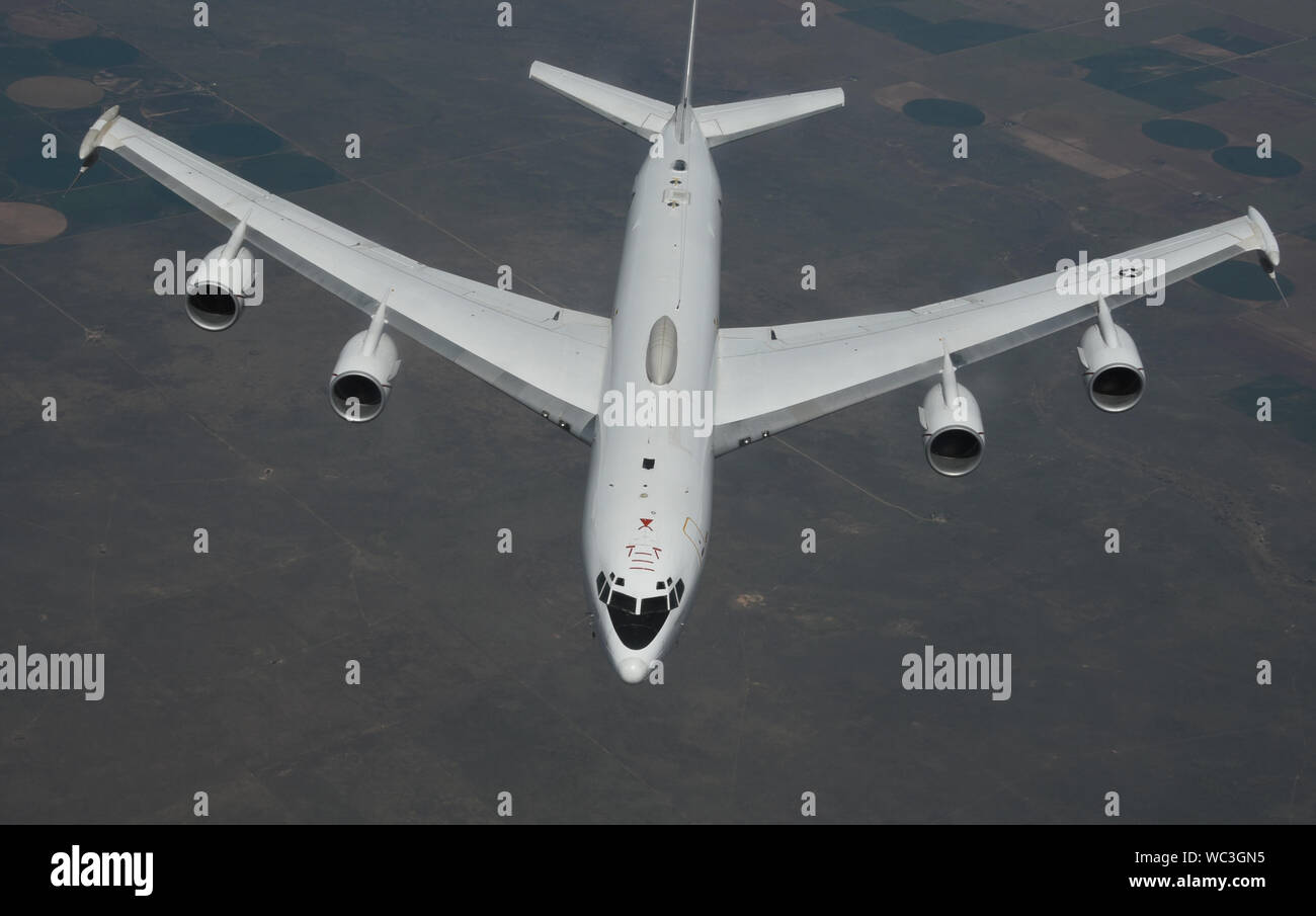 United States Navy Boeing E-6B Quecksilber der strategischen Kommunikation ein Kotflügel, Task Group 114,2, Tinker Air Force Base, Oklahoma, hoch über Colorado auf 23.08.2019. Die E-6B wurde durch eine Boeing KC-135 R Stratotanker der 507th Air Refuelling Flügel, Air Force Reserve Command, auch von Tinker AFB betankt. (U.S. Air Force Foto/Greg L. Davis) Stockfoto