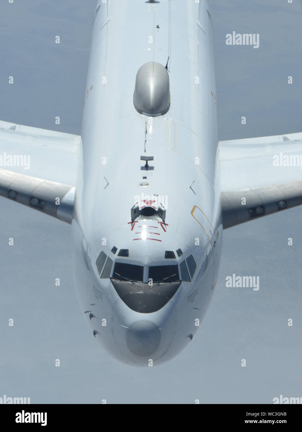 United States Navy Boeing E-6B Quecksilber der strategischen Kommunikation Flügel ein, Aufgabengruppe 114,2, Ansätze einer Boeing KC-135 Stratotanker R Der 507Th Air Refuelling Flügel, Air Force Reserve Command, Tanken 23.08.2019, beim Fliegen von Tinker Air Force Base, Oklahoma. Die E-6B Quecksilber betankt hoch über Colorado während einer Training Mission. (U.S. Air Force Foto/Greg L. Davis) Stockfoto