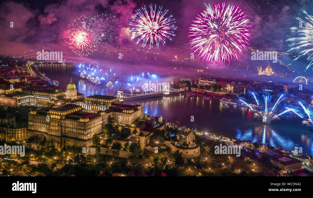 Budapest, Ungarn - Luftbild Panorama von Budapest mit beleuchteten Schloss Buda Royal Palace, die St.-Stephans-Basilika und Széchenyi Kettenbrücke durch n Stockfoto