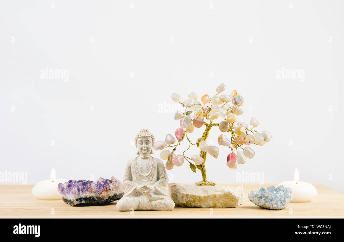 Beruhigende meditation Hintergrund mit sitzenden meditierenden Buddha, crystal Cluster (lila Amethyst und blauem celestite) und Edelstein kabel Baum Weiß minderen Stockfoto