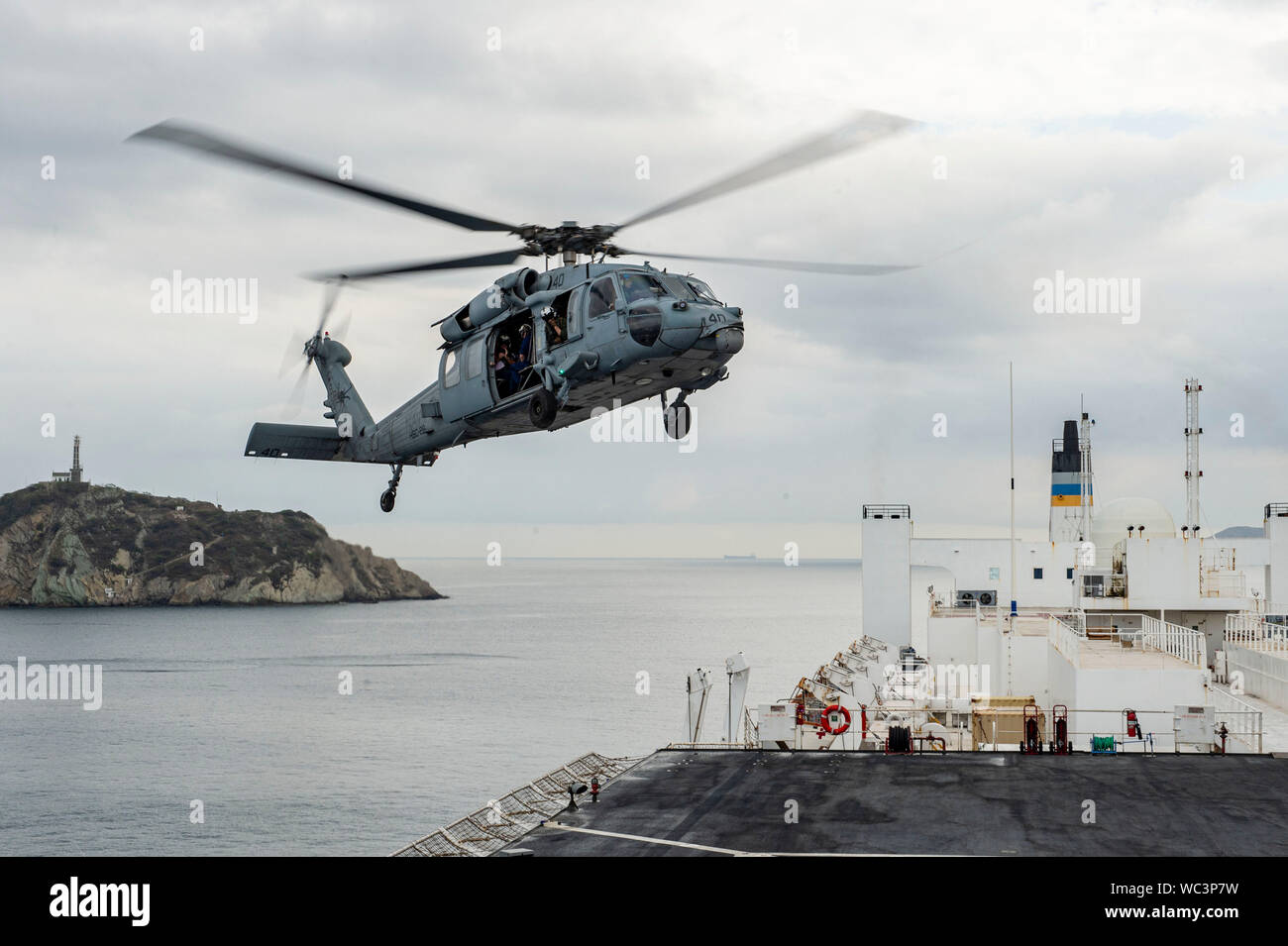 Einem MH-60R Seahawk Hubschrauber zum "Dragon Wale" von Hubschrauber Meer Combat Squadron 28 zugewiesen, die US-amerikanischen Minister für Gesundheit und Soziales, Alex Azar, landet auf dem Flugdeck des Hospital Ship USNS Comfort (T-AH 20), während an der Küste von Santa Marta, Kolumbien, Nov. 25, 2019 verankert. Komfort ist das Arbeiten mit Gesundheit und Regierung Partner in Mittelamerika, Südamerika und die Karibik zu kümmern, auf dem Schiff und an Land-basierte medizinische Websites, wodurch der Druck auf die nationalen medizinischen Systemen durch eine Erhöhung der Venezolanischen Migranten belasteten zu entlasten. (U.S. Marine Foto von Masse Stockfoto