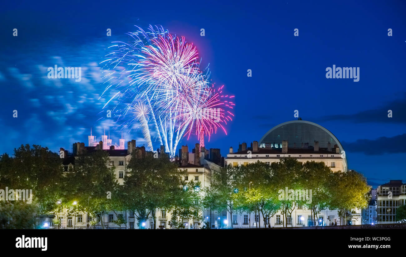 Low Angle View von Feuerwerk während der Bastille Day Feier Stockfoto