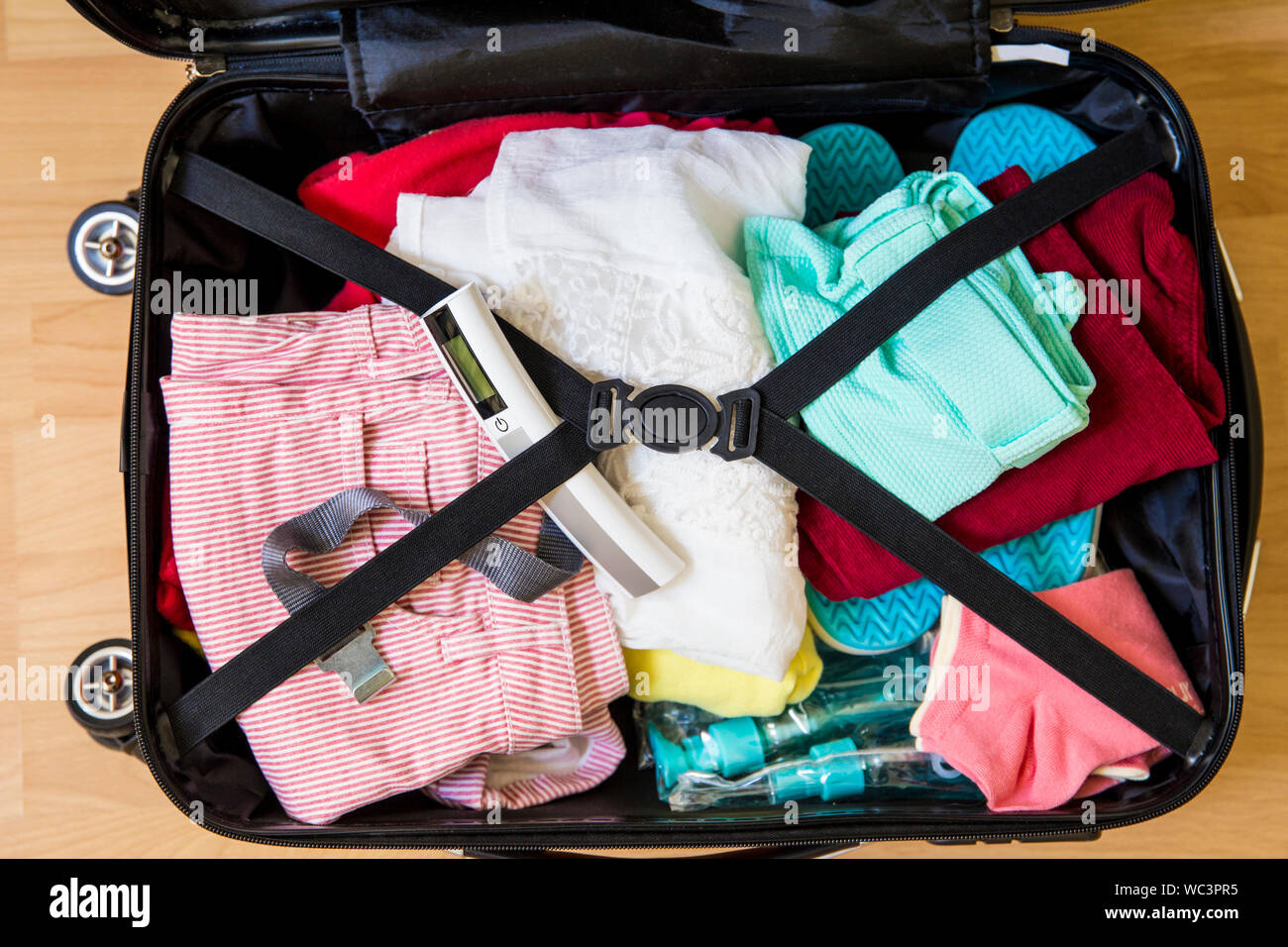 Digitale Kofferwaage im Gepäck Koffer übergewicht Gepäck in Flughafen Konzept zu vermeiden. Reduzieren Sie Stress. Stockfoto