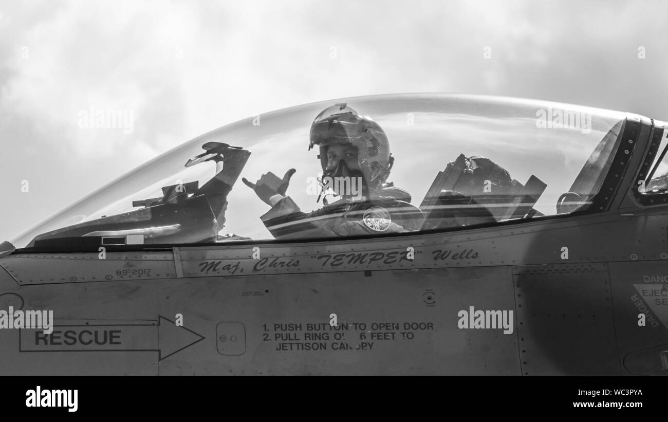 Eine F-16 Tulsa Viper darauf vorbereiten, für einen Kampf während einer Sentry Aloha 19-2 Übung 26.08.2019, an Joint Base Pearl Harbor-Hickam, Hawaii. Das California Air National Guard Übung wird mehrmals im Jahr statt Flugzeug mit unterschiedlichen Combat Training unter den Teilnehmenden fliegen und Support Einheiten zur Verfügung zu stellen. (U.S. Air National Guard Foto von Master Sgt. C.T. Michael) Stockfoto