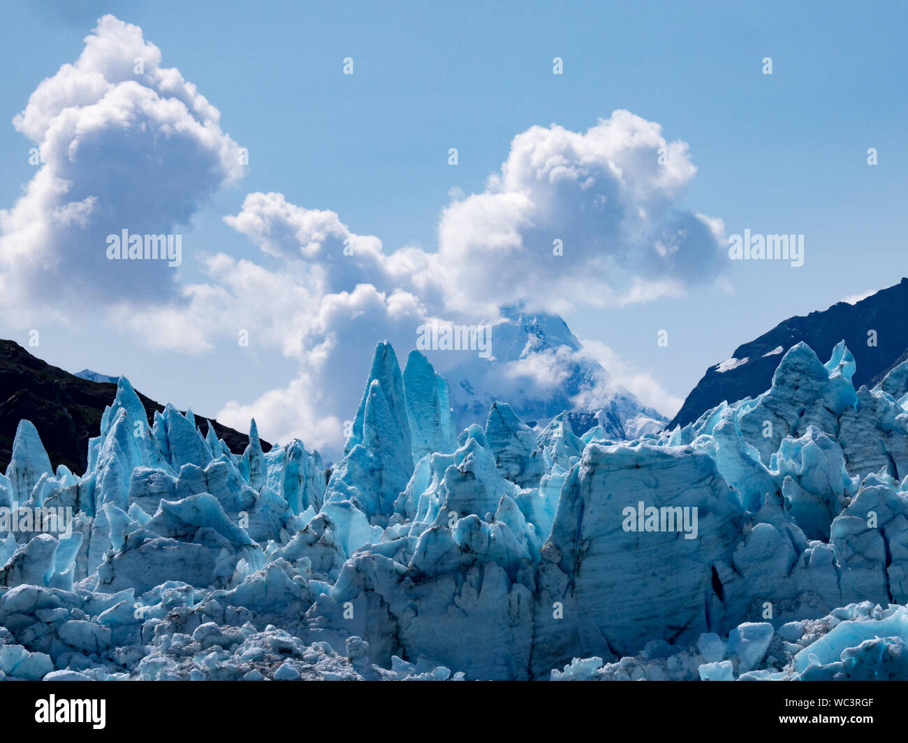 Blick von Margerie Gletscher zum Fairweather Bereich im Glacier Bay National Park, Alaska Stockfoto