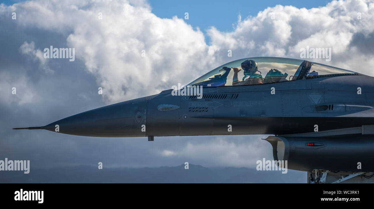 Eine F-16 Tulsa Viper Pilot Taxis für Flug während einer Sentry Aloha Übung 26.08.2019, an Joint Base Pearl Harbor-Hickam, Hawaii. Sentry Aloha bringt Rücken-an-Rücken training Sorties mit Besuch fighter Einheiten an, die von der Marine und anderen Air National Guard Partner aus neun Mitgliedstaaten. Es bietet den Teilnehmern auch eine facettenreiche, gemeinsamen Schauplatz mit Unterstützung der Infrastruktur und Personal, berücksichtigt aktuelle, realistische integrierte Ausbildung. (U.S. Air National Guard Foto von Master Sgt. C.T. Michael) Stockfoto