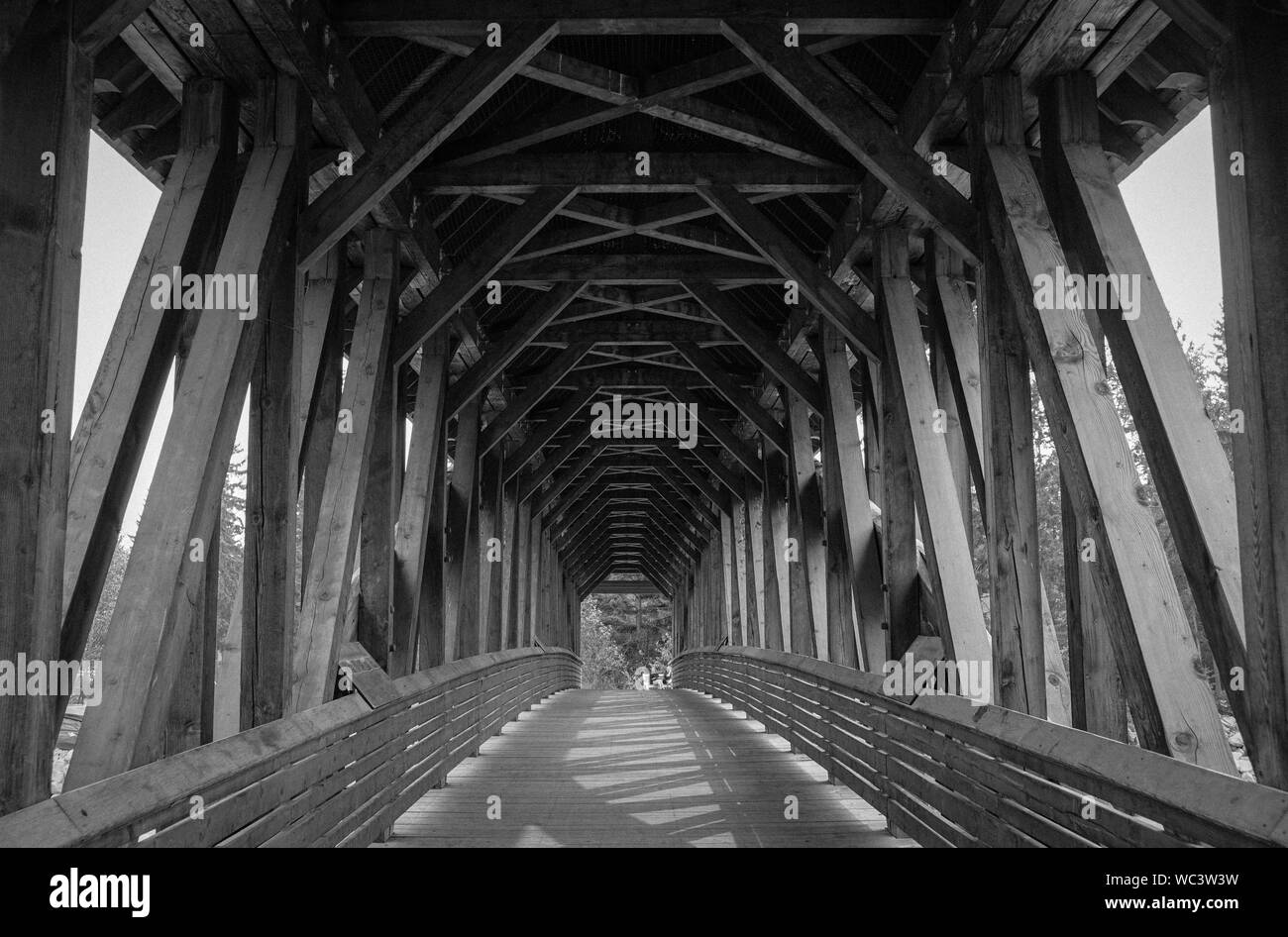 Schwarz und Weiß der eine alte Holzbrücke Stockfoto