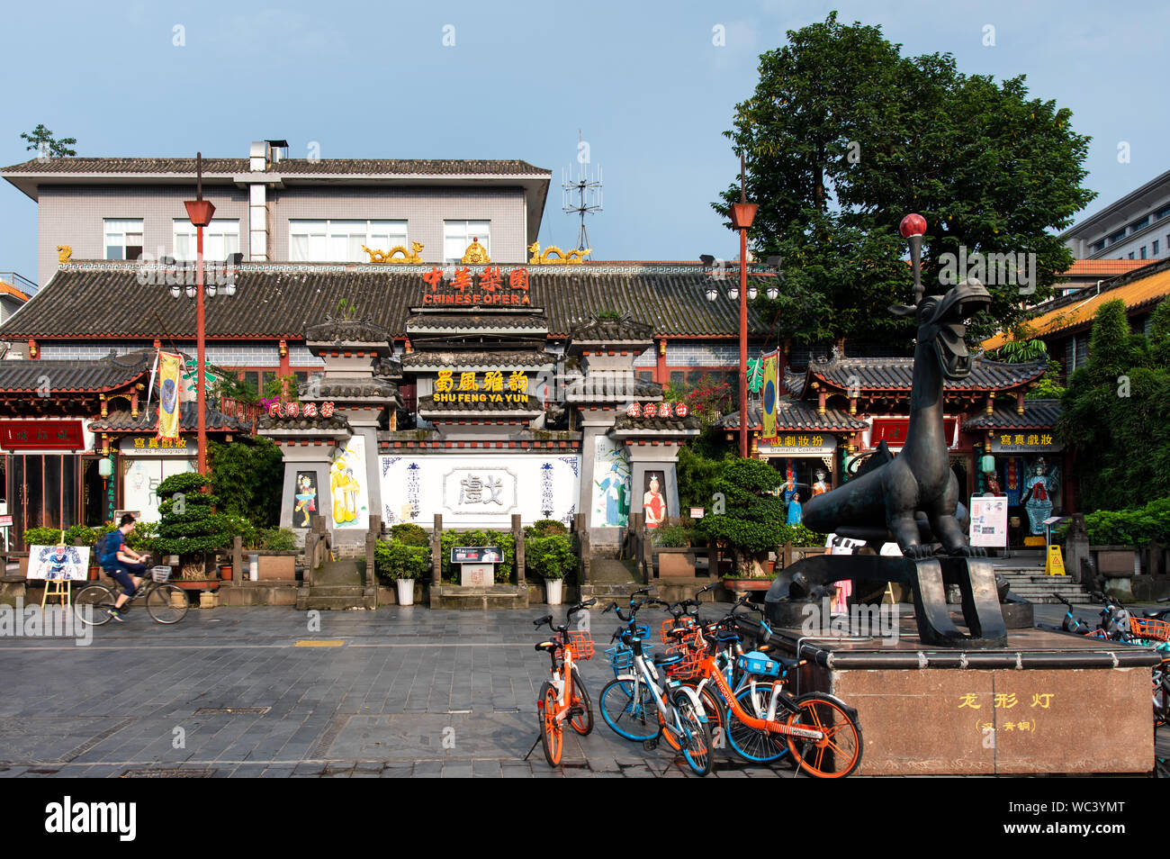 Chengdu, China - Juli 27, 2019: Shufeng Sichuan Opera House eine chinesische Oper in Chengdu traditionelle Architektur Straße tagsüber anzeigen Stockfoto