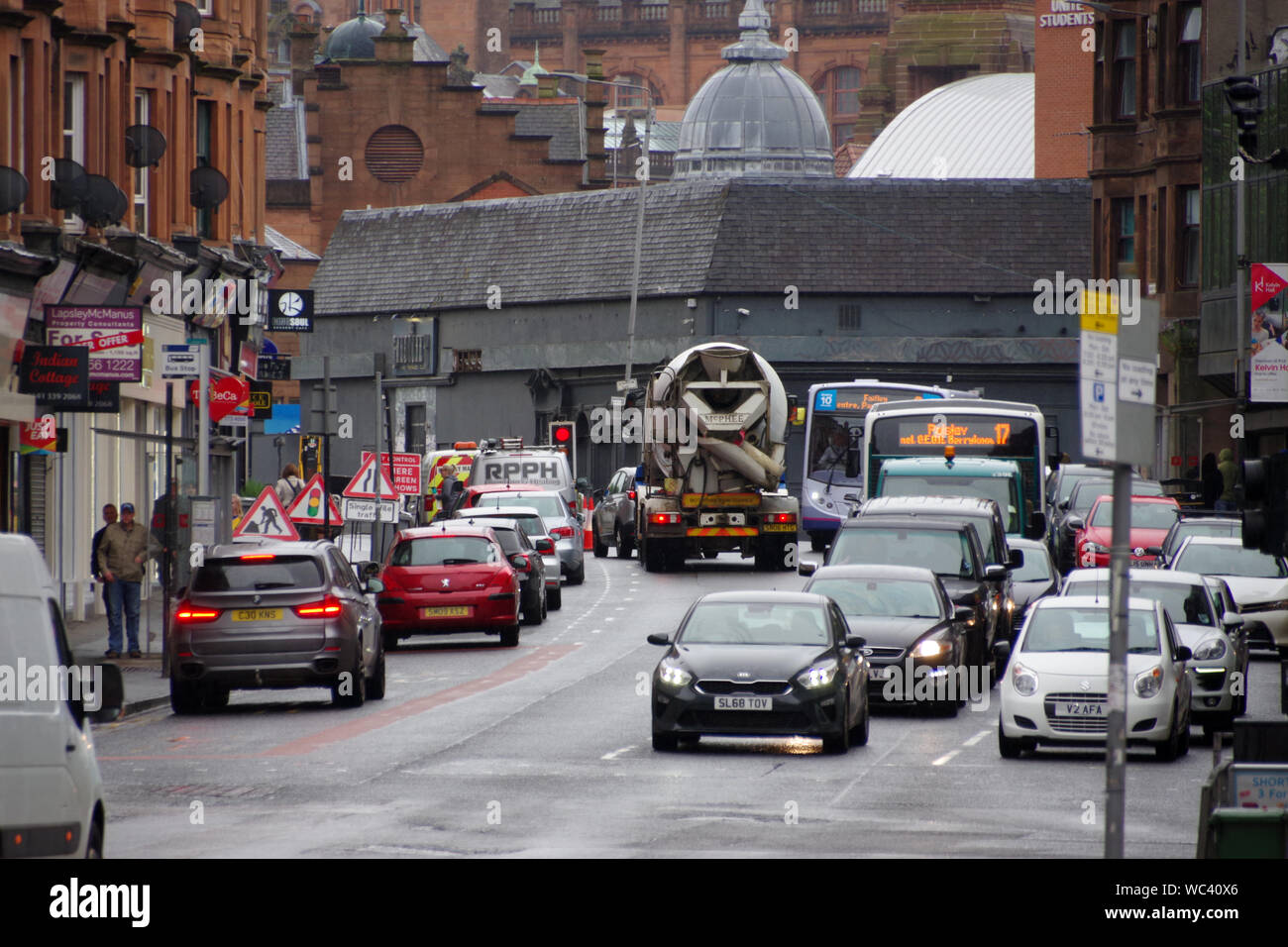 Viel Verkehr auf der Dumbarton Straße in Partick, Glasgow, Schottland Stockfoto