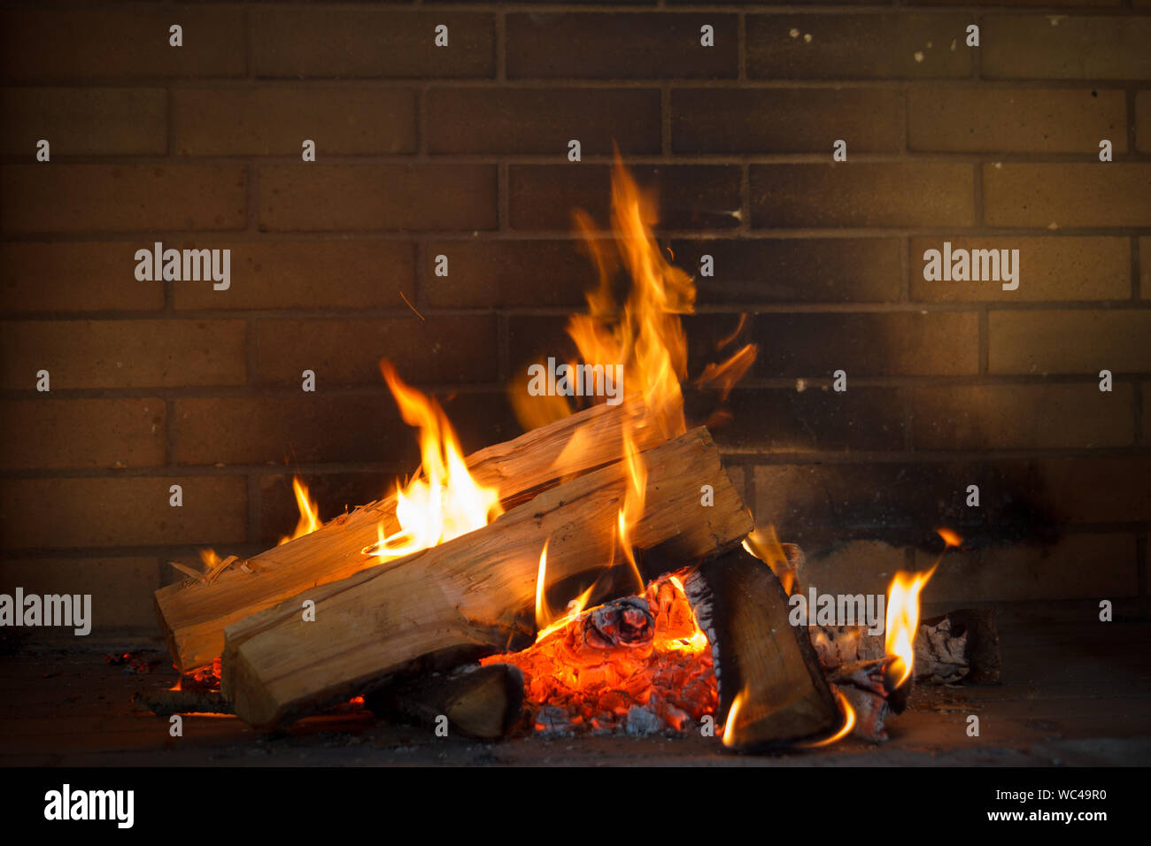 Nahaufnahme von brennenden Holz in den Kamin. Stockfoto