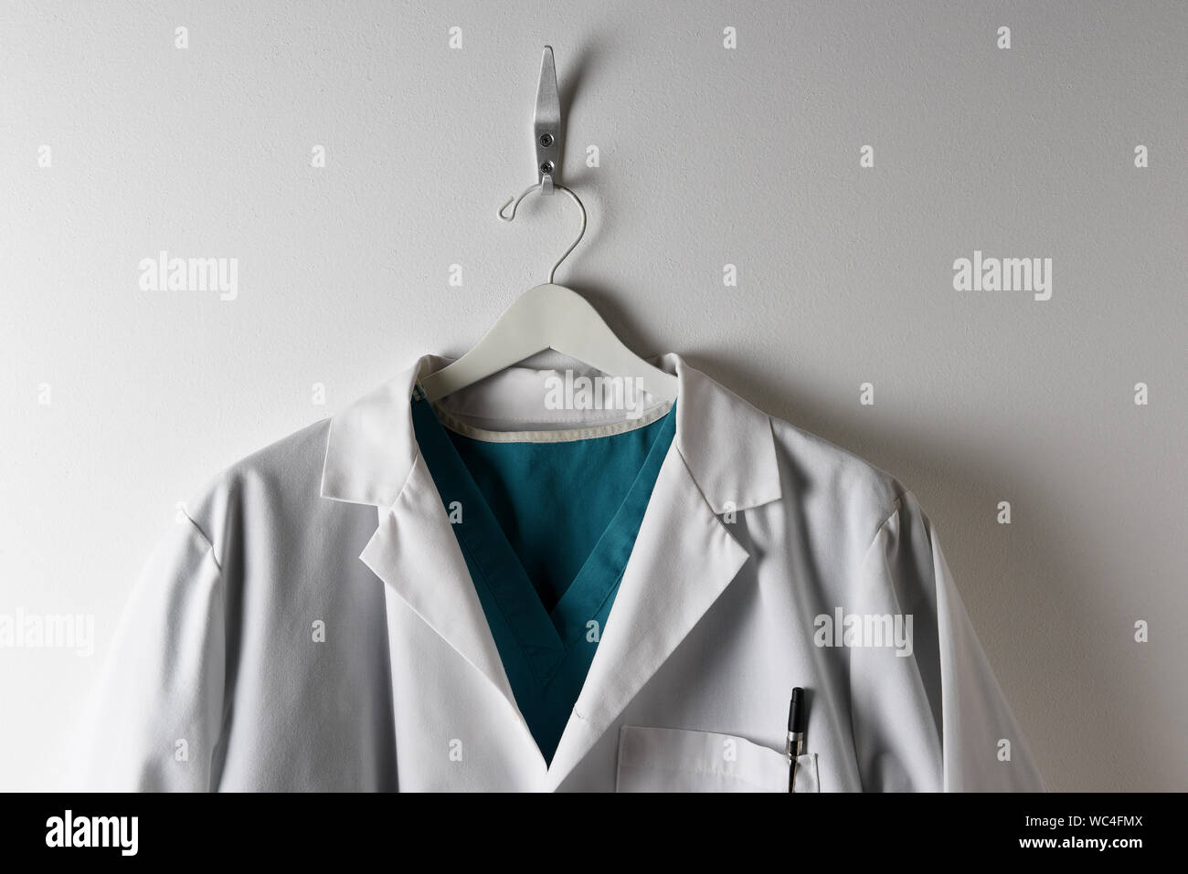 Nahaufnahme eines Ärzte weißen Labormantel und Büschen auf einem Kleiderbügel. Stockfoto