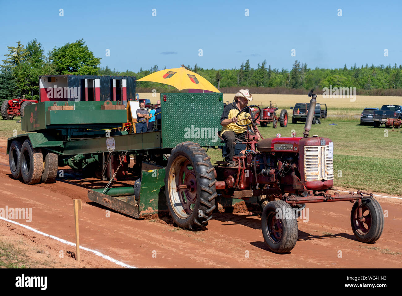 Dundas, Prince Edward Island - Kanada - August, 25, 2019: Wettbewerber mit ihren Traktoren schleppen eine gewichtete Schlitten in der jährlichen Traktor ziehen competito Stockfoto
