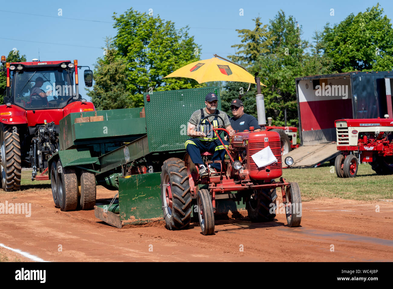 Dundas, Prince Edward Island - Kanada - August, 25, 2019: Wettbewerber mit ihren Traktoren schleppen eine gewichtete Schlitten in der jährlichen Traktor ziehen competito Stockfoto