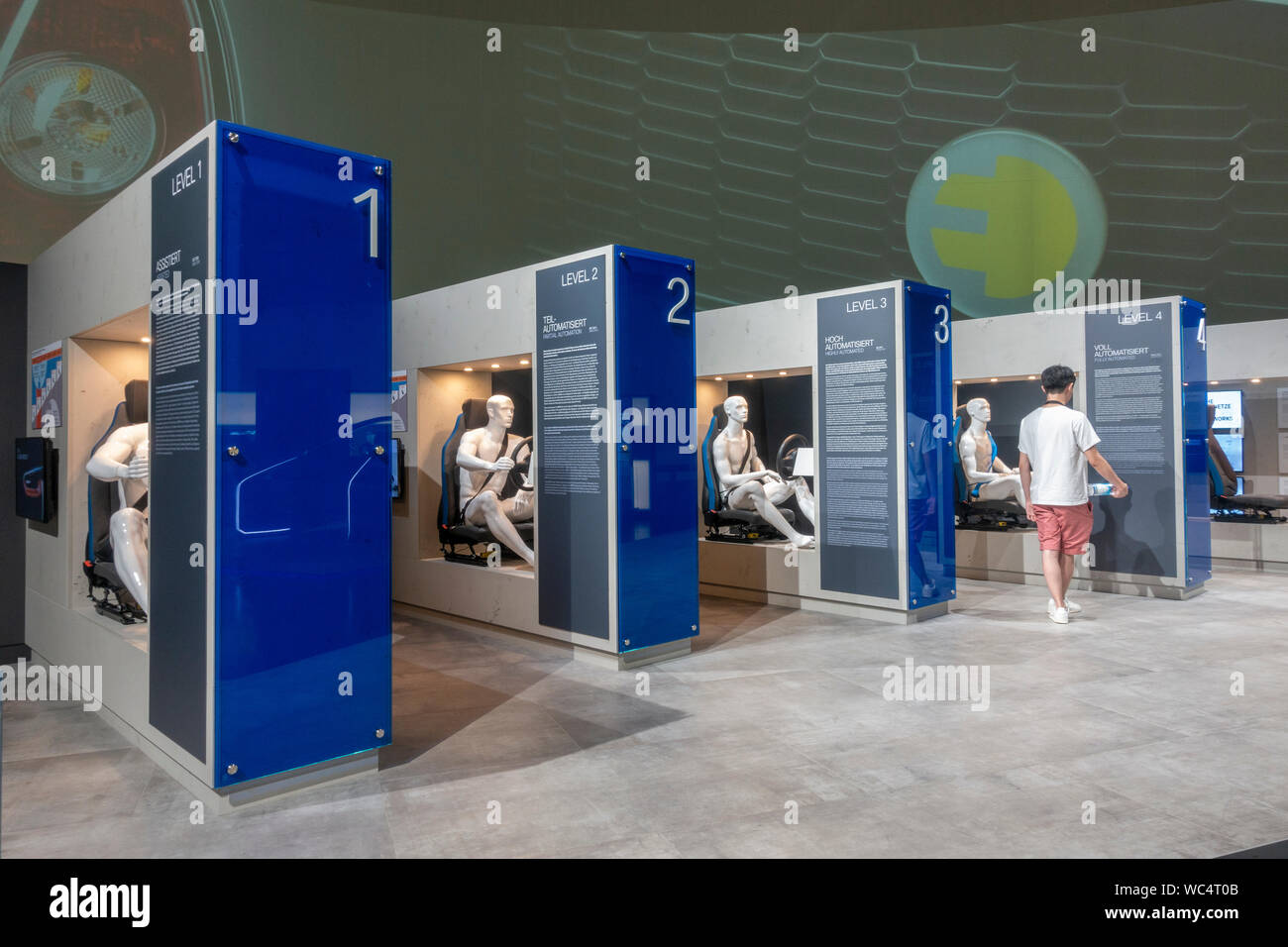 BMW i (Plug-in-Elektrofahrzeuge) Display, BMW-Museum, neben dem BMW-Werk in München, Bayern, Deutschland. Stockfoto
