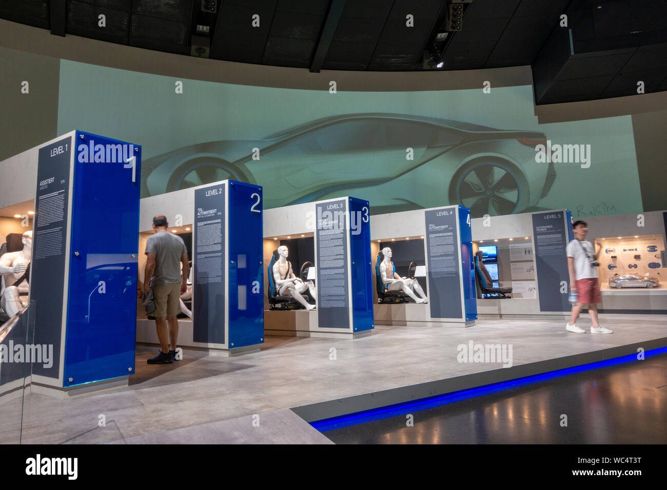 BMW i (Plug-in-Elektrofahrzeuge) Display, BMW-Museum, neben dem BMW-Werk in München, Bayern, Deutschland. Stockfoto