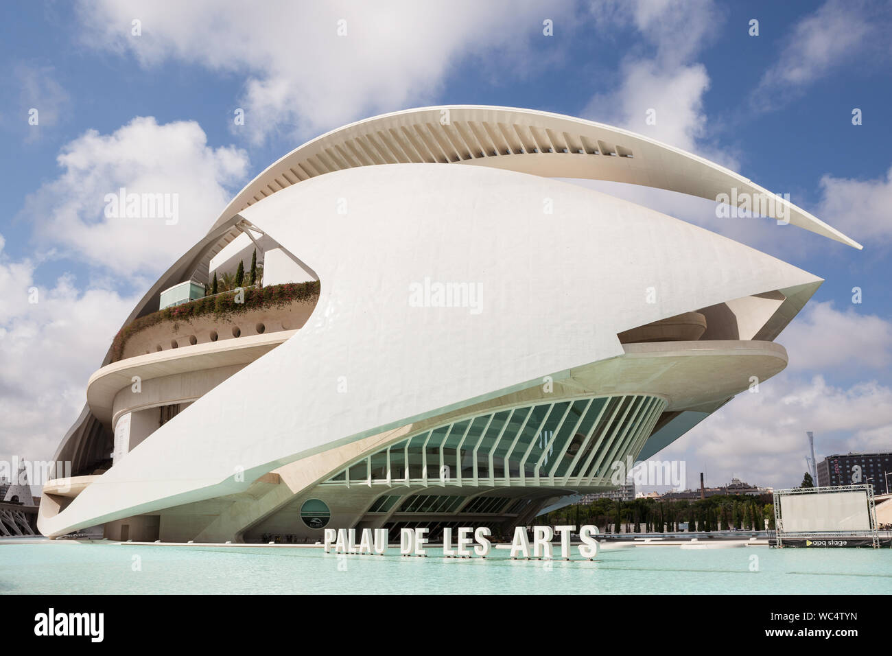 Seitenansicht des Palau de les Arts Reina Sofia in der Stadt der Künste und Wissenschaften, entworfen von Santiago Calatrava, in Valencia, Spanien. Stockfoto