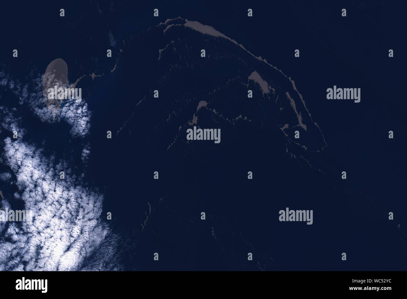 Bimsstein Insel in der Nähe von Tonga im August 2019 erwartet in Richtung der australischen Küste zu driften - Enthält Copernicus Sentinel Data (2019 geändert) Stockfoto