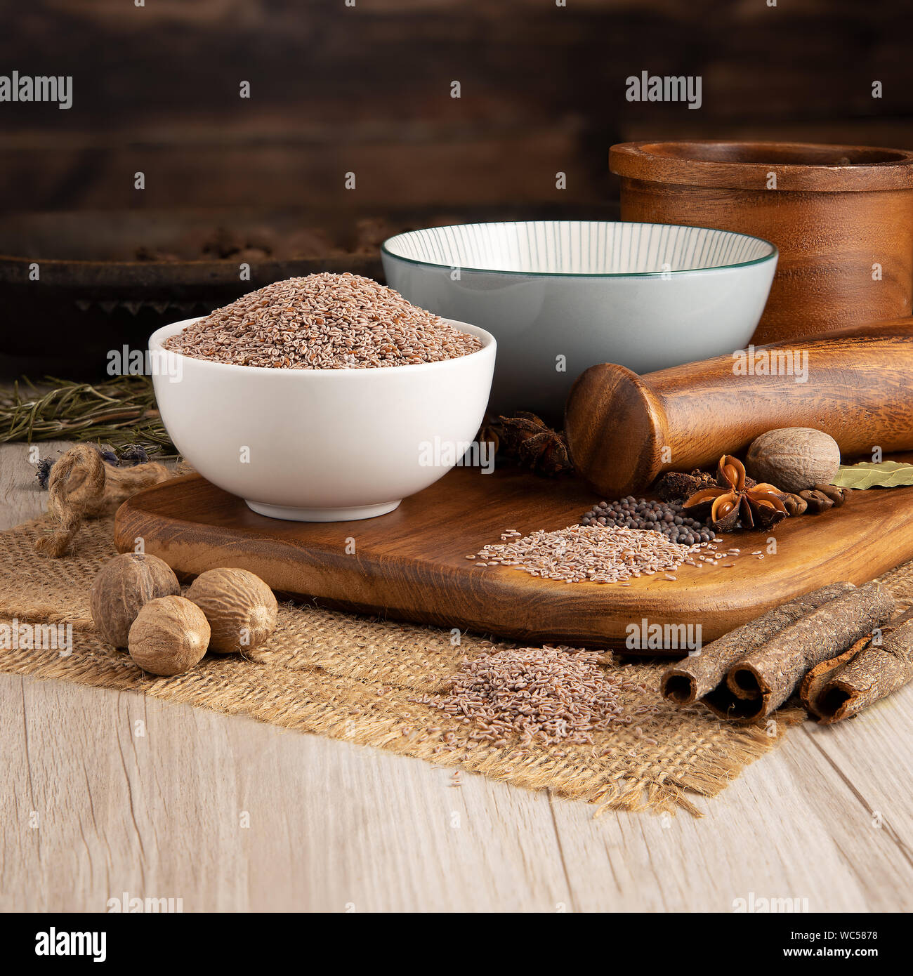 Psyllium Seeds in einer Schüssel und Lebensmittelzubereitung und Küche Einstellung Stockfoto