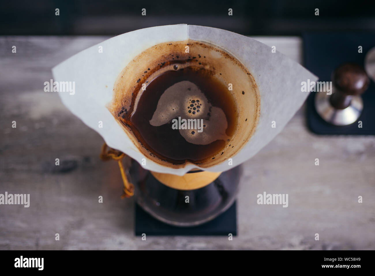 Brewign dritte Welle Kaffee mit Chemex Glas und Tropf Wasserkocher für den reinen Geschmack in gutem Design auf Holztisch Stockfoto