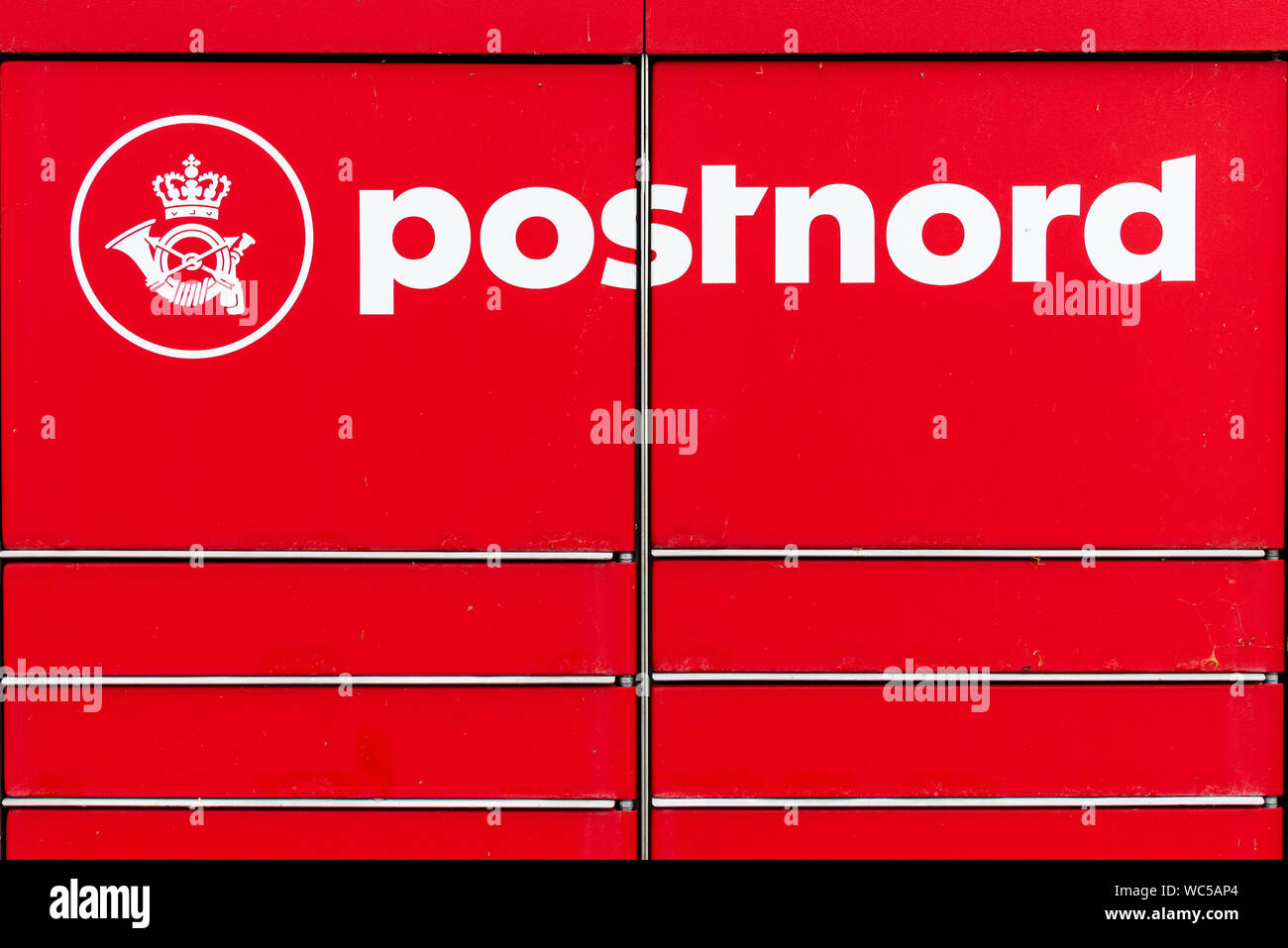 Roten Paket Boxen per Post Nord, Kopenhagen, Dänemark, August 13, 2019 verwendet Stockfoto