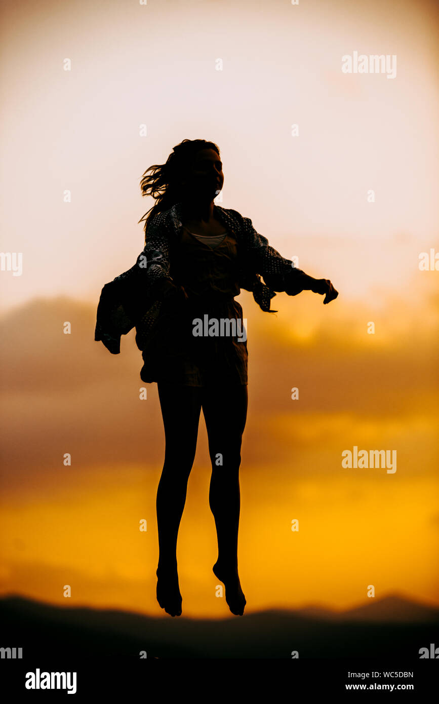Silhouette slim Junge weibliche Modern Jazz modern Ballet Dancer Stockfoto