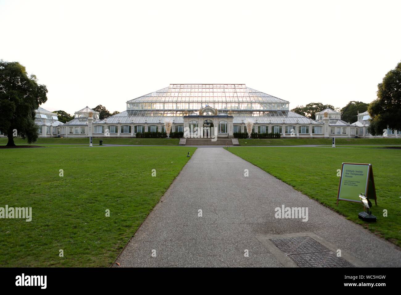 Chihuly in Kew Gardens, London Dale Chihuly, die gefeierte uns Glas Künstler, in Kew Gardens vor 13 Jahren ausgestellt. Es war seine neuesten, wichtigsten Outdoor in Europa - und einer der beliebtesten Ausstellungen immer bei Kew statt. Jetzt ist er zurück mit Chihuly: Reflexionen über die Natur - 32 schillernde Installationen, einschließlich seiner Sapphire Star, die Seaforms Serie und eine neue Arbeit, die speziell für den Gemäßigten Haus, das vor Kurzem nach £ 41 m Restaurierung wiedereröffnet. Von August, die Gärten, die bis spät in die Nacht geöffnet für ausgewählte Chihuly Nächte, wenn die Kunstwerke beleuchtet wird und Musik gesetzt werden. Stockfoto