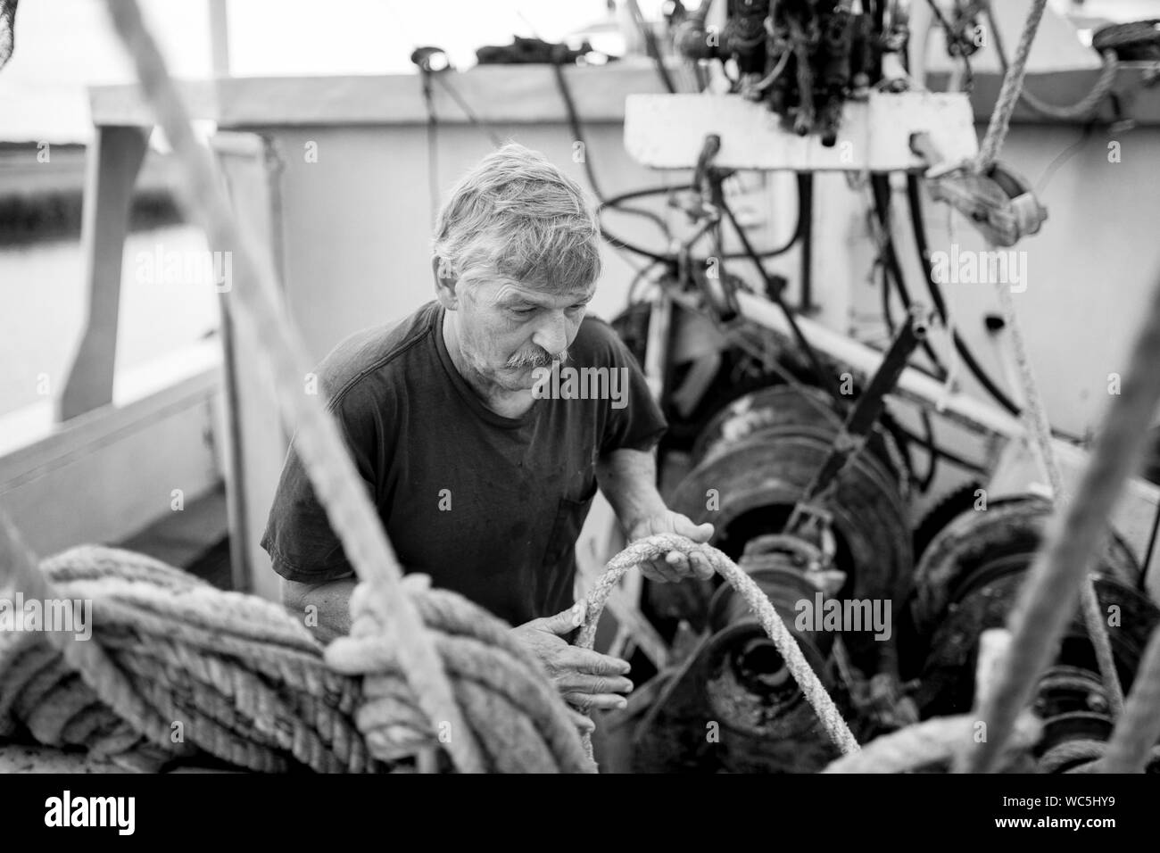 Deck hand auf Fischereifahrzeuge, harte Arbeit Stockfoto