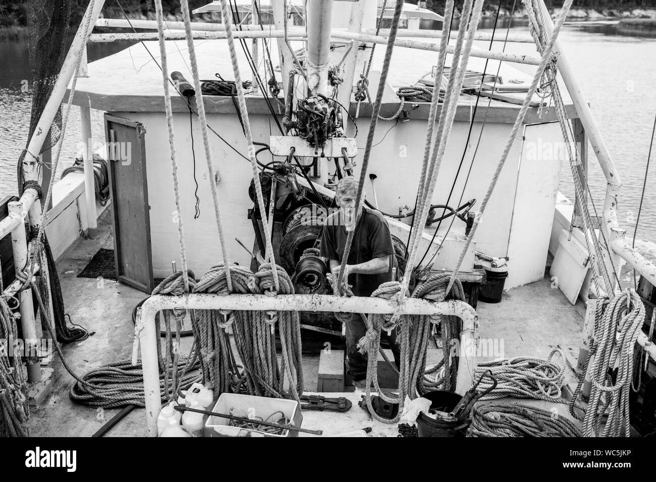 Matrose bei der Arbeit auf die gewerbliche Fischereifahrzeuge Stockfoto