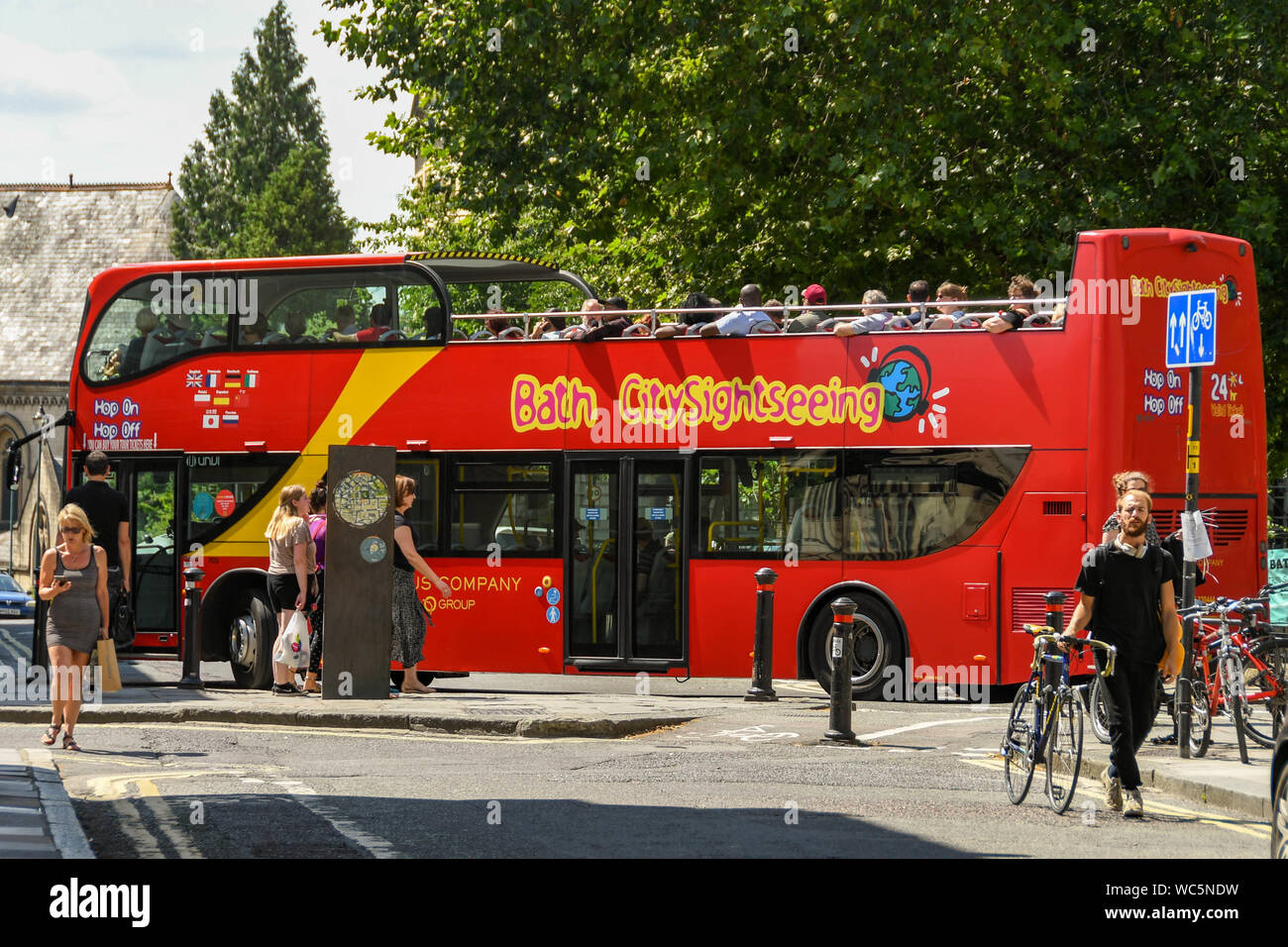 BATH, ENGLAND - Juli 2019: Badewanne Sightseeing Double Deck öffnen überstieg bus Besucher tragen um die Stadt Bath. Stockfoto