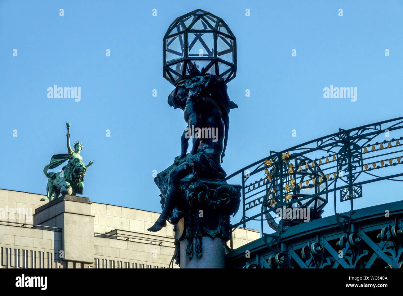 Prager Jugendstil Skulptur, Lampen am Gemeindehaus und Torchbearer auf der Tschechischen Nationalbank, Tschechische Republik Stockfoto