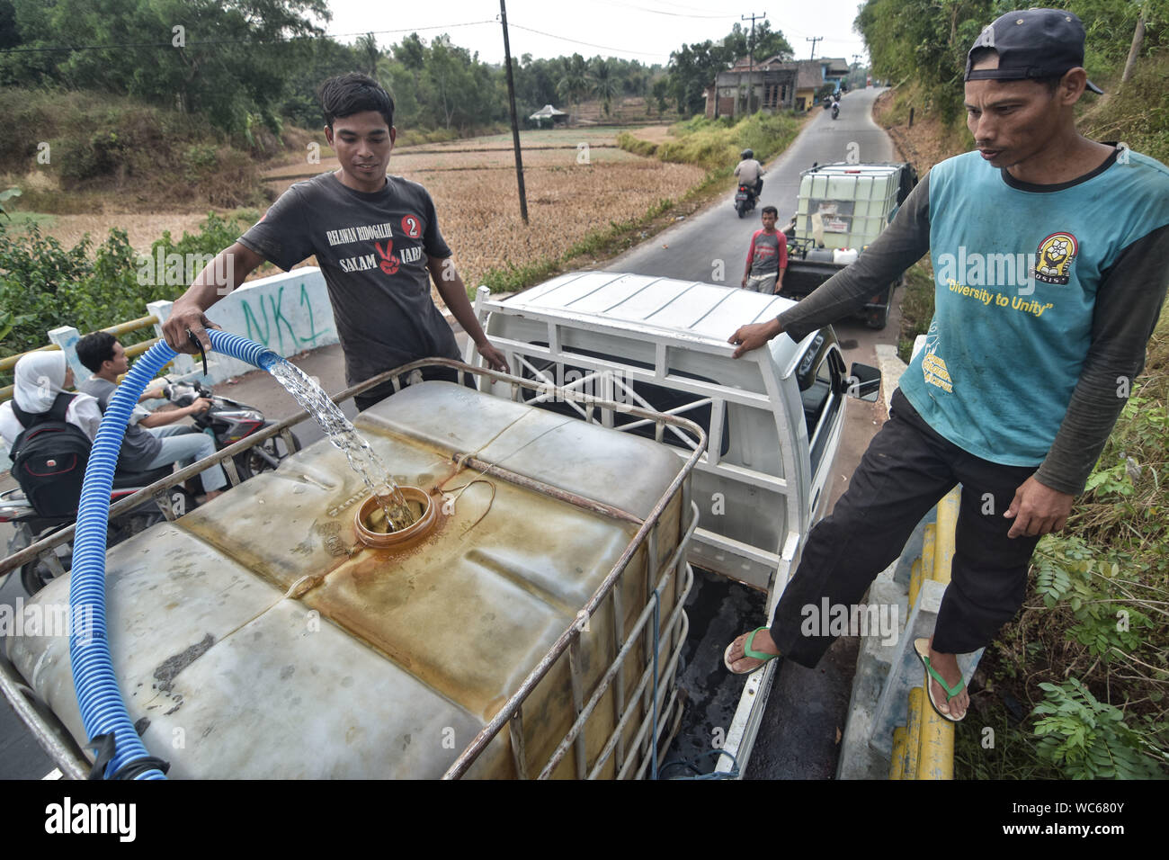 Bekasi, West Java, Indonesien. 27 Aug, 2019. Bewohner sammeln Wasser aus der Wasserstraßen in Cibarusah. der Meteorologie, Klimatologie und Geophysik Agentur hat davor gewarnt, dass die trockene Jahreszeit kann trockener und intensiver als im letzten Jahr aufgrund der El NiÃ±o Phänomen. Die Agentur klassifiziert, West Java, Central Java, die meisten Teile von Ost Java, Jakarta, Bali und Nusa Tenggara, da der Bereich der meisten anfällig für extreme Dürre, oder mehr als 60 Tage ohne Regen. Credit: Agung Fatma Putra/SOPA Images/ZUMA Draht/Alamy leben Nachrichten Stockfoto