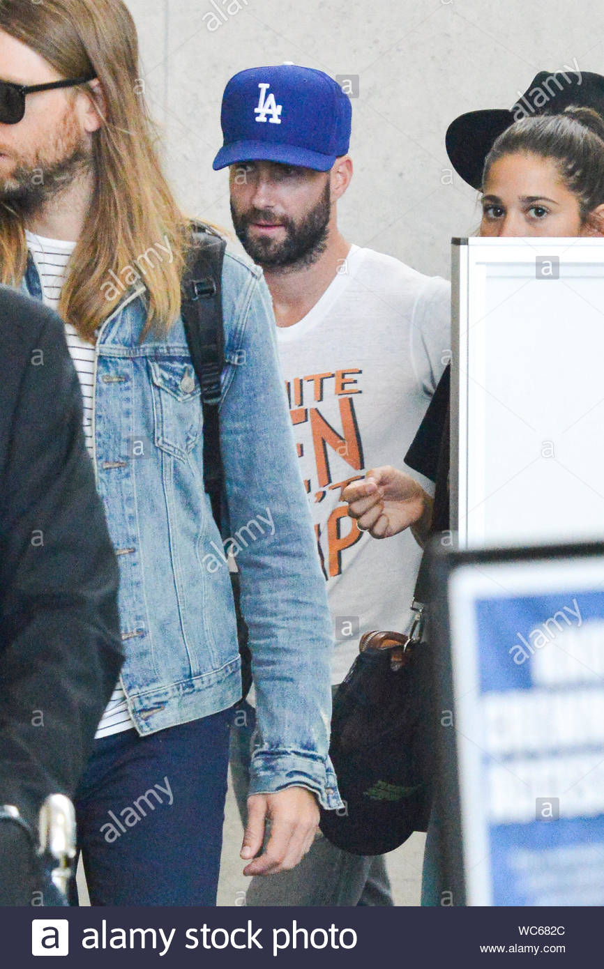 Los Angeles Ca Maroon 5 Sanger Adam Levine Ist Mit Seinem Supermodel Verlobter Behati Prinsloo Am