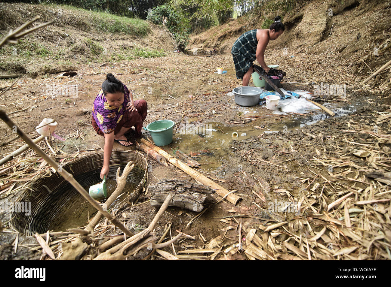 Bekasi, West Java, Indonesien. 27 Aug, 2019. Bewohner sammeln das Wasser aus einem Einzugsgebiet gut am cihoe Fluss. Die Meteorologie, Klimatologie und Geophysik Agentur hat davor gewarnt, dass die trockene Jahreszeit kann trockener und intensiver als im letzten Jahr aufgrund der El NiÃ±o Phänomen. Die Agentur klassifiziert, West Java, Central Java, die meisten Teile von Ost Java, Jakarta, Bali und Nusa Tenggara, da der Bereich der meisten anfällig für extreme Dürre, oder mehr als 60 Tage ohne Regen. Credit: Agung Fatma Putra/SOPA Images/ZUMA Draht/Alamy leben Nachrichten Stockfoto