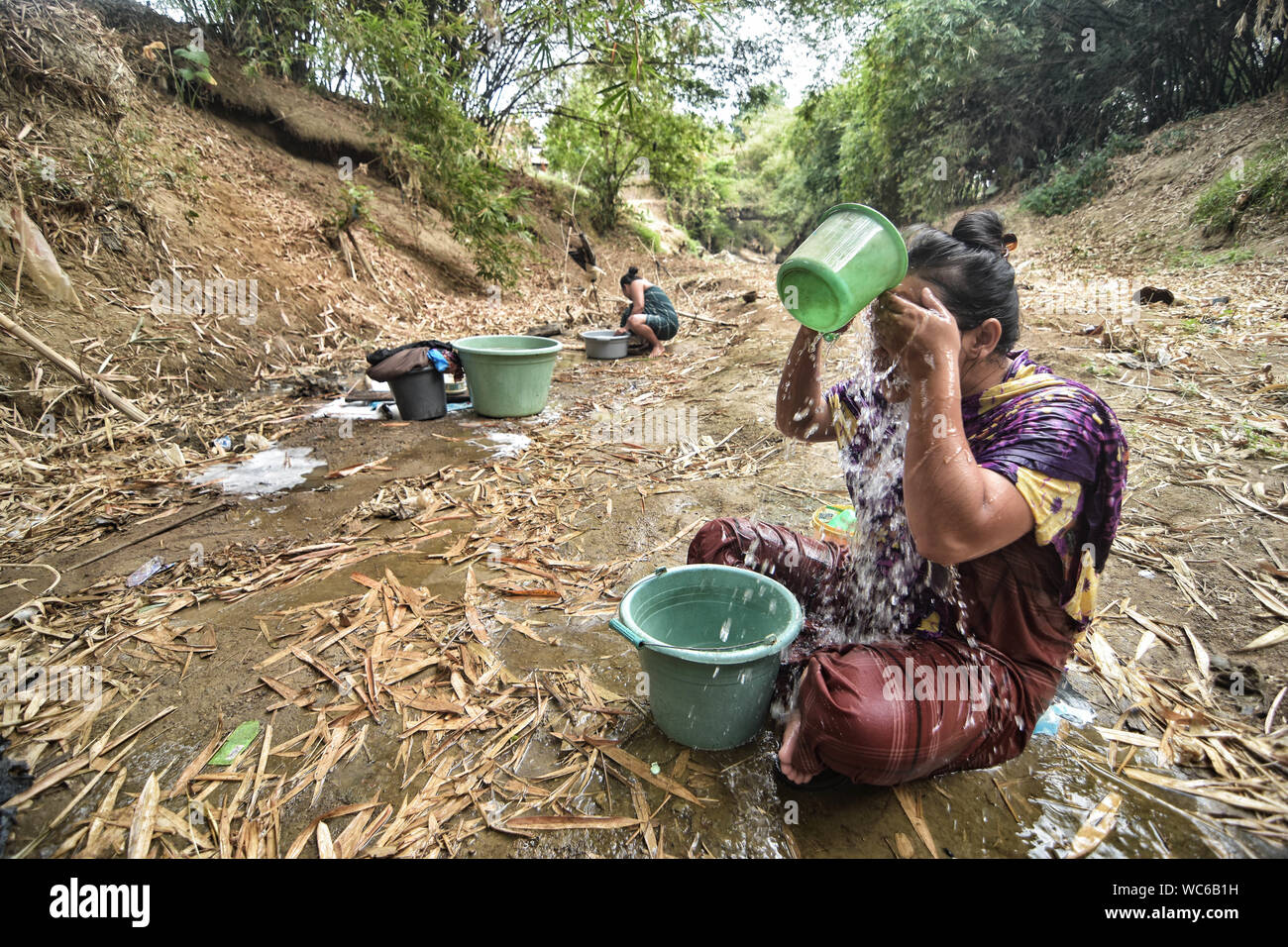 Bekasi, West Java, Indonesien. 27 Aug, 2019. Bewohner sammeln das Wasser aus einem Einzugsgebiet gut am cihoe Fluss. Die Meteorologie, Klimatologie und Geophysik Agentur hat davor gewarnt, dass die trockene Jahreszeit kann trockener und intensiver als im letzten Jahr aufgrund der El NiÃ±o Phänomen. Die Agentur klassifiziert, West Java, Central Java, die meisten Teile von Ost Java, Jakarta, Bali und Nusa Tenggara, da der Bereich der meisten anfällig für extreme Dürre, oder mehr als 60 Tage ohne Regen. Credit: Agung Fatma Putra/SOPA Images/ZUMA Draht/Alamy leben Nachrichten Stockfoto