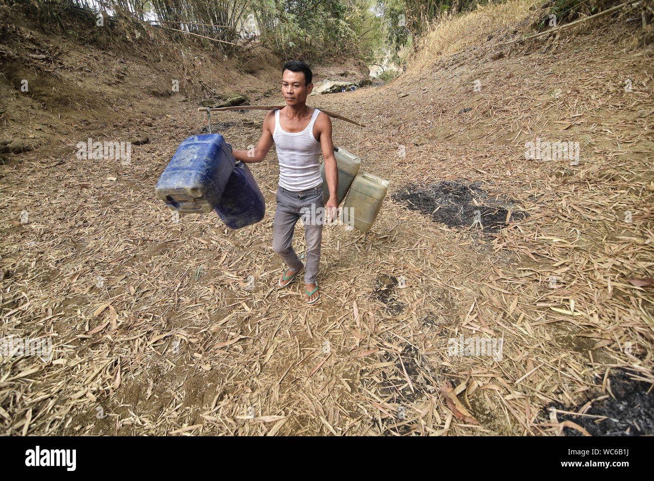 Bekasi, West Java, Indonesien. 27 Aug, 2019. Ein Bewohner sucht nach Wasser aus einem Einzugsgebiet gut am cihoe Fluss. Die Meteorologie, Klimatologie und Geophysik Agentur hat davor gewarnt, dass die trockene Jahreszeit kann trockener und intensiver als im letzten Jahr aufgrund der El NiÃ±o Phänomen. Die Agentur klassifiziert, West Java, Central Java, die meisten Teile von Ost Java, Jakarta, Bali und Nusa Tenggara, da der Bereich der meisten anfällig für extreme Dürre, oder mehr als 60 Tage ohne Regen. Credit: Agung Fatma Putra/SOPA Images/ZUMA Draht/Alamy leben Nachrichten Stockfoto